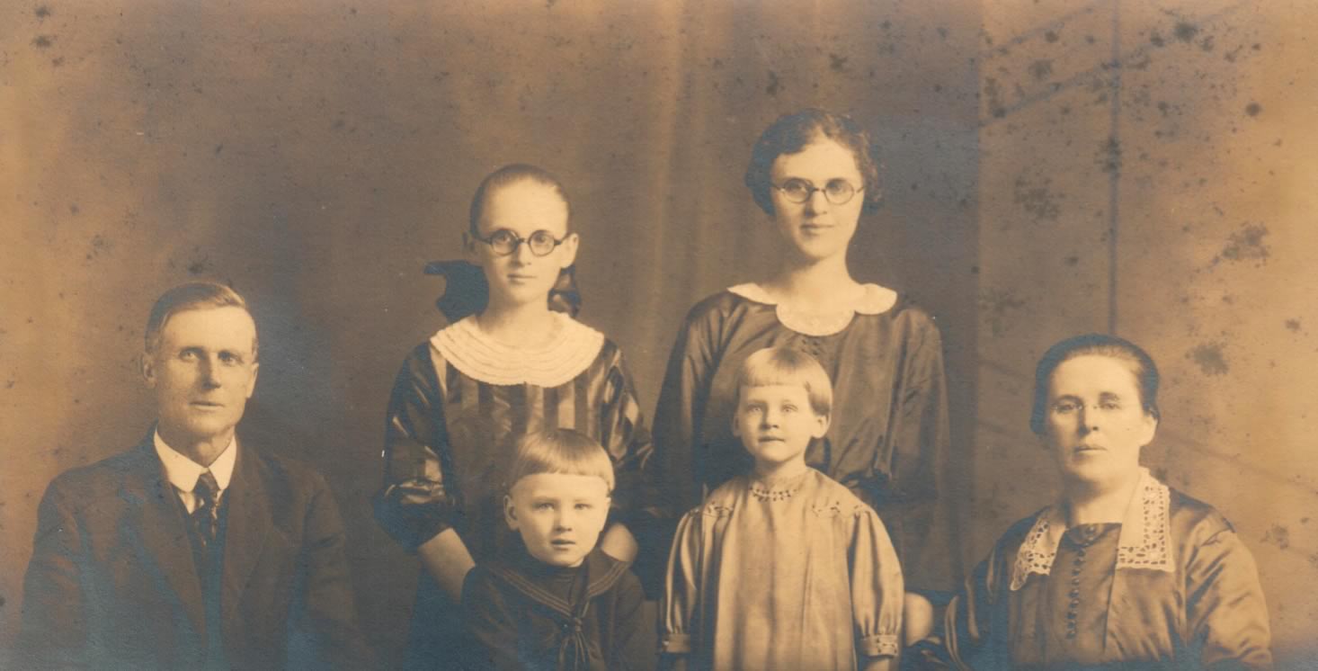 Mr. and Mrs William L. Hoelscher with their family circa 1923  